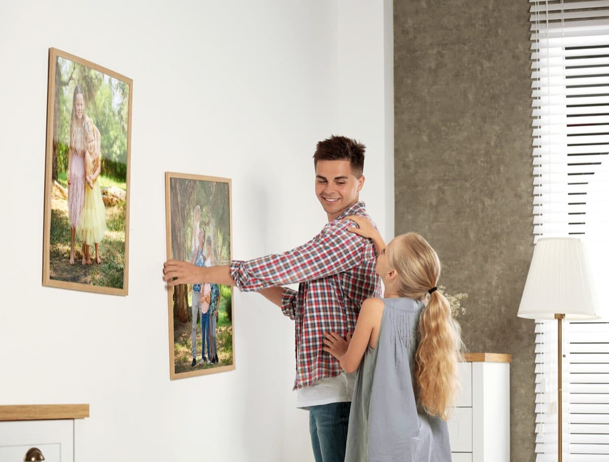 Hanging-Photos-Dad-and-Daughter